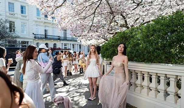 Influencers Flock to Notting Hill Streets as Spring Blossoms Draw Crowds